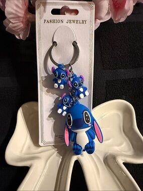 Fashion Jewelry Blue Cartoon Alien Keychain with Pink Ear Accents